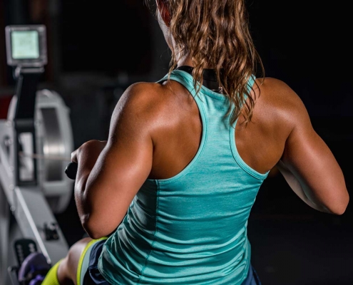 a women using a rowing machine