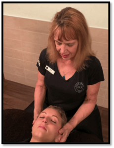 Samantha Wolf of FFC Park Ridge massaging a member 