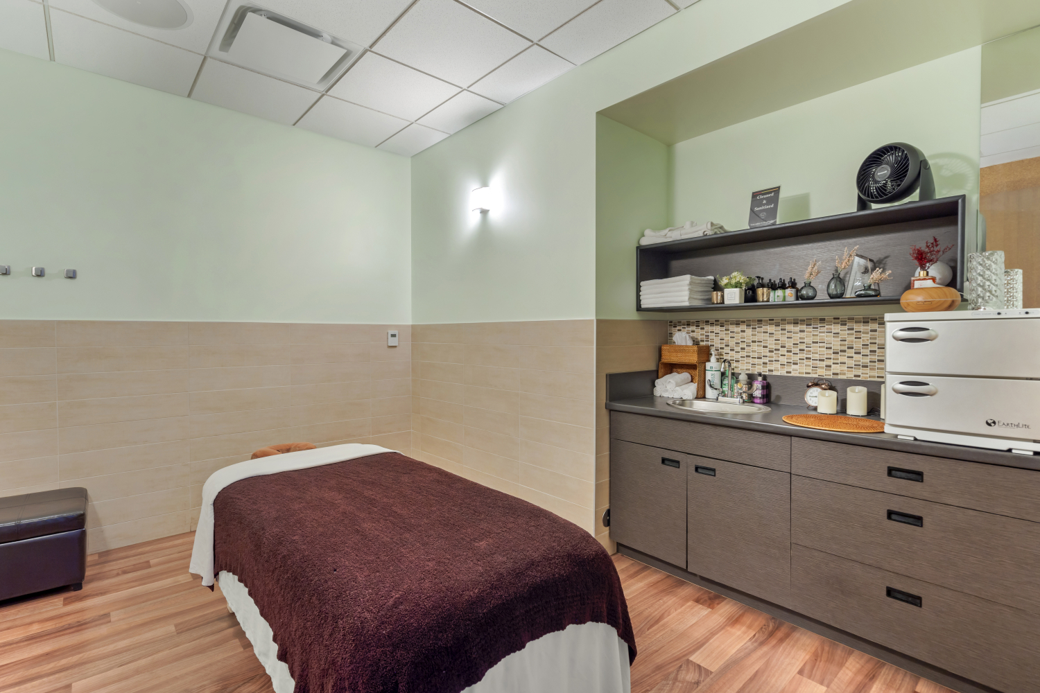 massage therapy and spa room in best gym in elmhurst.jpg