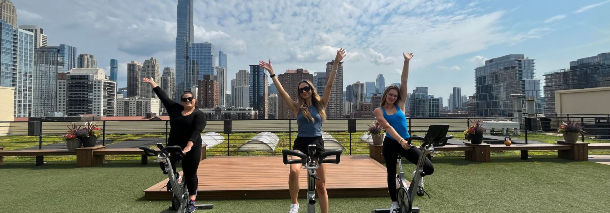 member cycle class on rooftop at best gym in chicago.jp