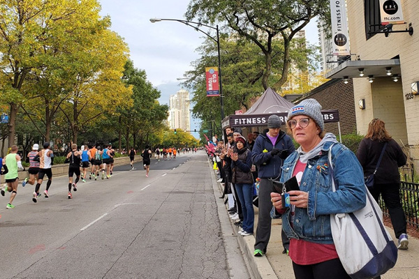 Chicago marathon runners passing by FFC Old Town.