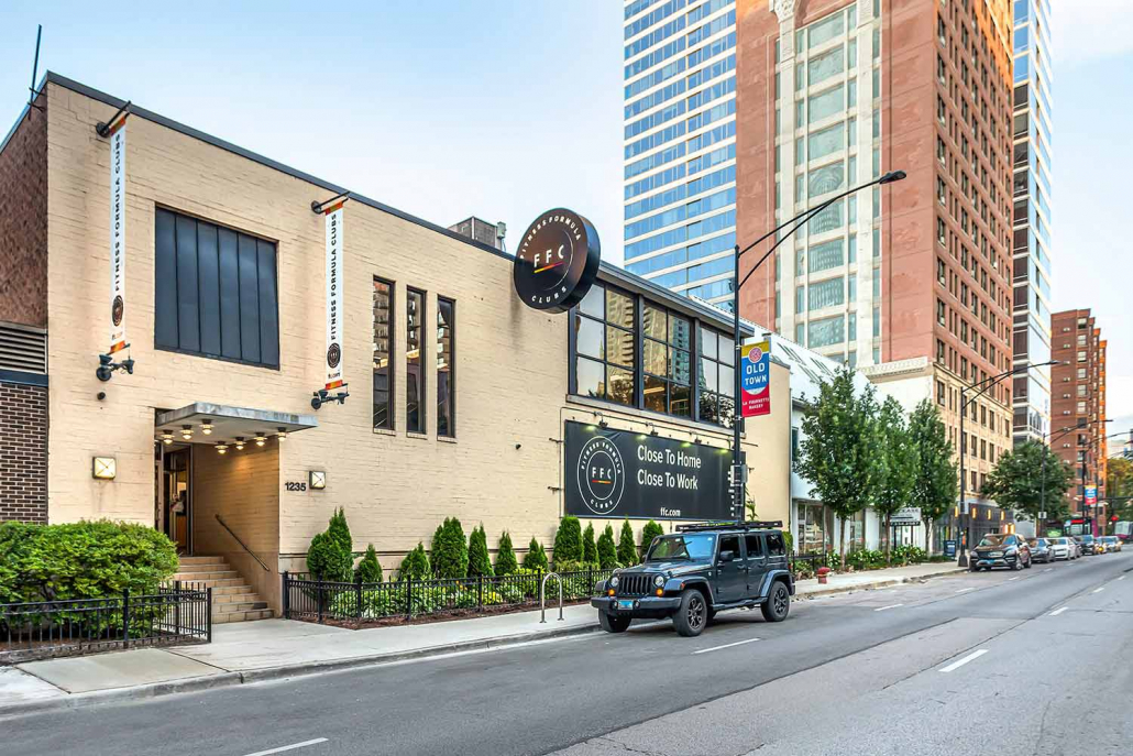 Front Entrance of Best Gym in Old Town Chicago.