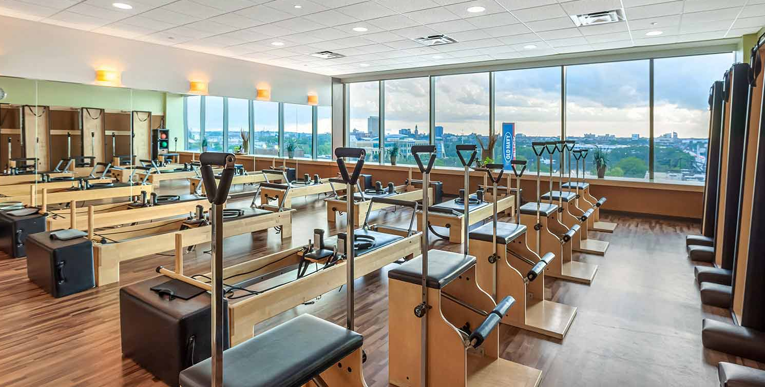 Discover luxury gyms in Chicago with pools, spas, recovery, Pilates, saunas, personal training, rooftop spaces and more at 10 FFC locations.