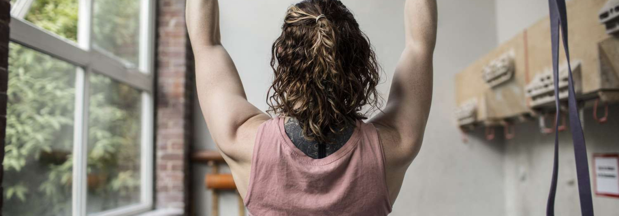 A women doing a dead hang workout