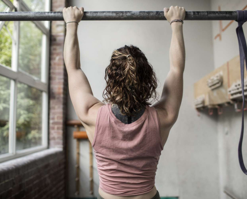 A women doing a dead hang workout
